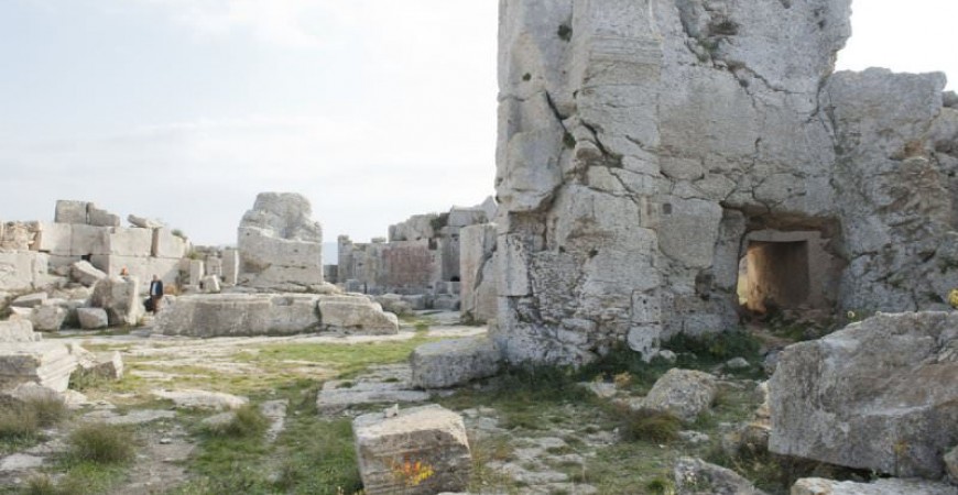 Ruine la Muntele Minunat. În centru se poate observa baza stâlpului