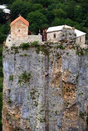 prima biserică construită a fost constrită aici undeva între secolele VI-VIII