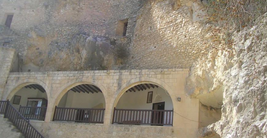 Intrarea la peștera Sfântului Neofit