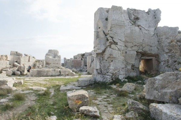 Ruine la Muntele Minunat. În centru se poate observa baza stâlpului