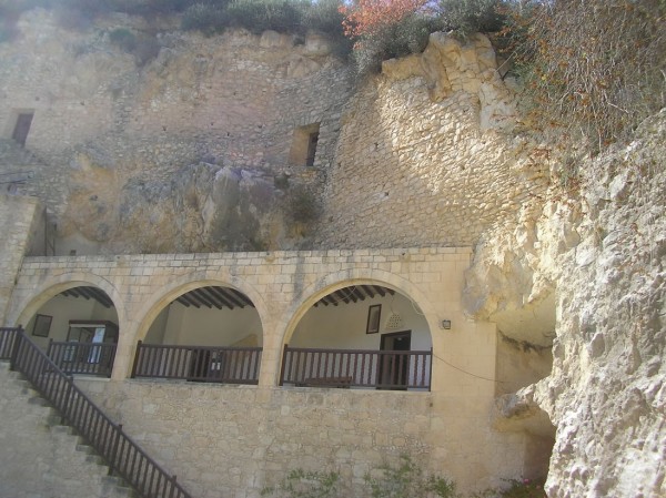 Intrarea la peștera Sf. Neofit